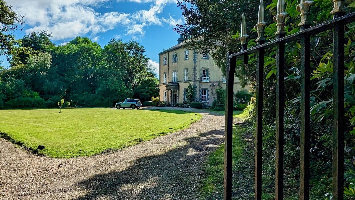 Tillicoultry Cottage | Stay on a Scottish Estate in a charming 6 person cottage among nature