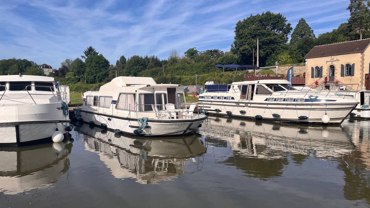 Chatillon en Bazois Boat Rental | Stay on an Espade Concept Fly Boat in Scenic Châtillon-en-Bazois!