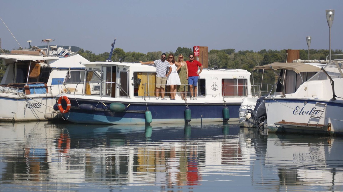Vallabregues Boat Rental | Stay on the water in Provence in a small barge
