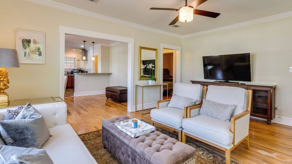 East Hill House | Stay & Play in Pensacola: Apartment Near Dtwn