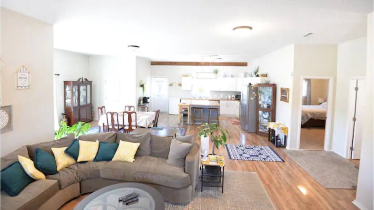 Pickaway County House | Stay & Play! Private guest house, Golf,Pool,Court