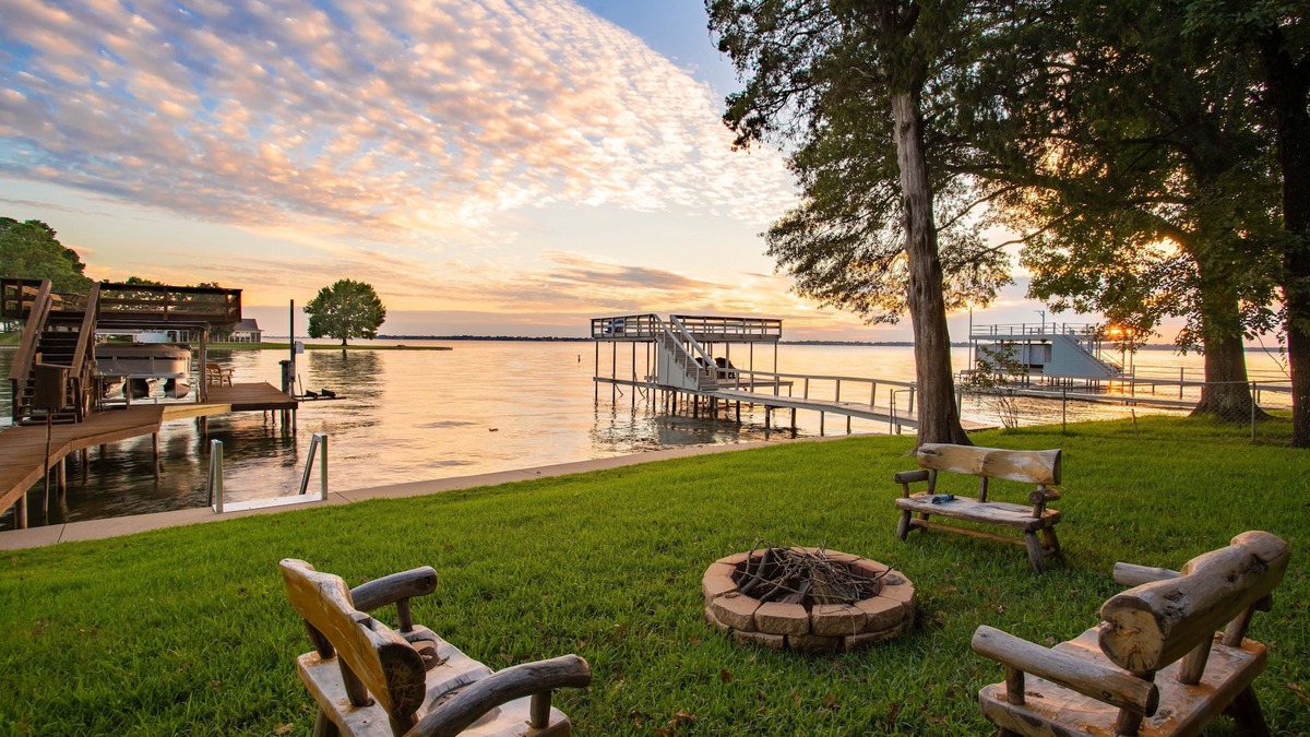 Enchanted Oaks House | Stay. Play. Relax. Your perfect lake escape!