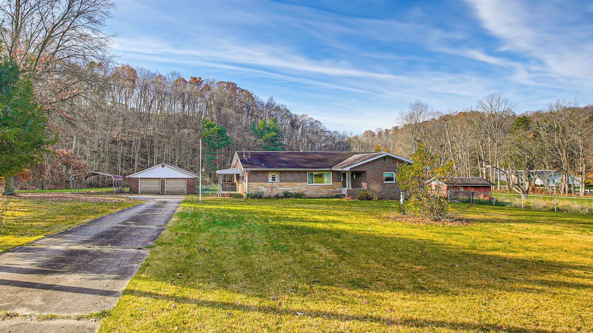 Davisville House | Stay & Play: West Virginia Country Home!
