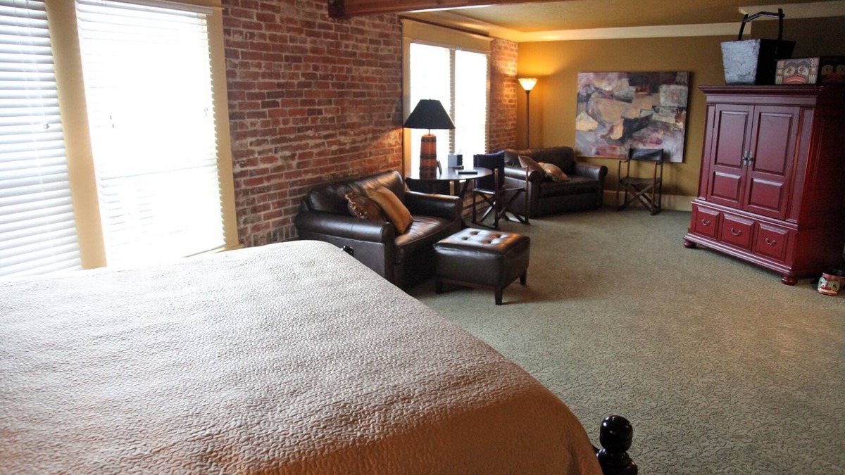 Carlton Apartment | Stay & Play Winery Loft #3 in Historic Downtown Carlton