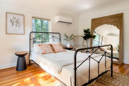 Hosford-Abernethy Apartment | Stay Portland - 1892 Bohemian Dream Studio in Ladd's Addition