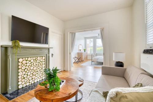 Buckman Neighborhood Apartment | Stay Portland - La Casa Burnside - Local Eateries, Shops, and Bars