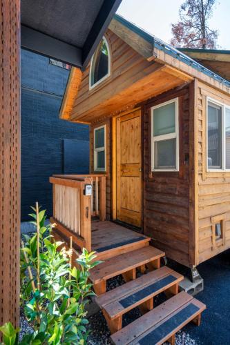 Hosford-Abernethy House | Stay Portland - Tiny Log Cabin - Walk to Local Shops & Eateries