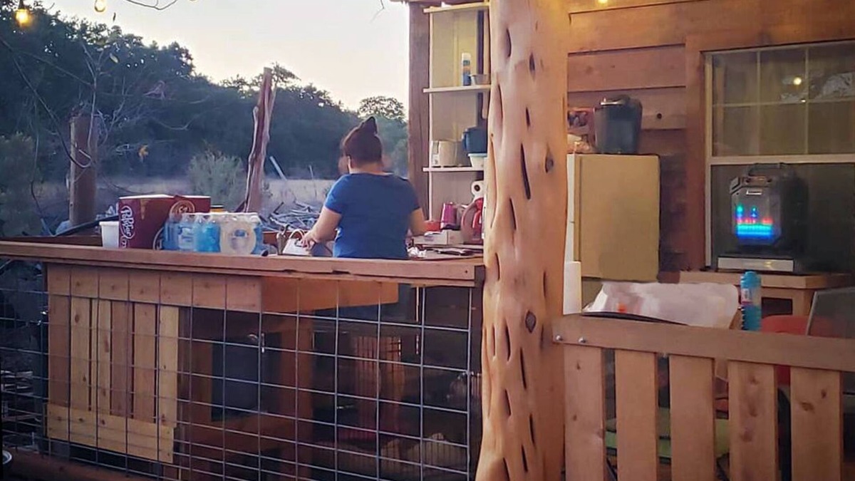 Uvalde Cabin | Stay & Relax✔️swimming, shady spot, kid activities