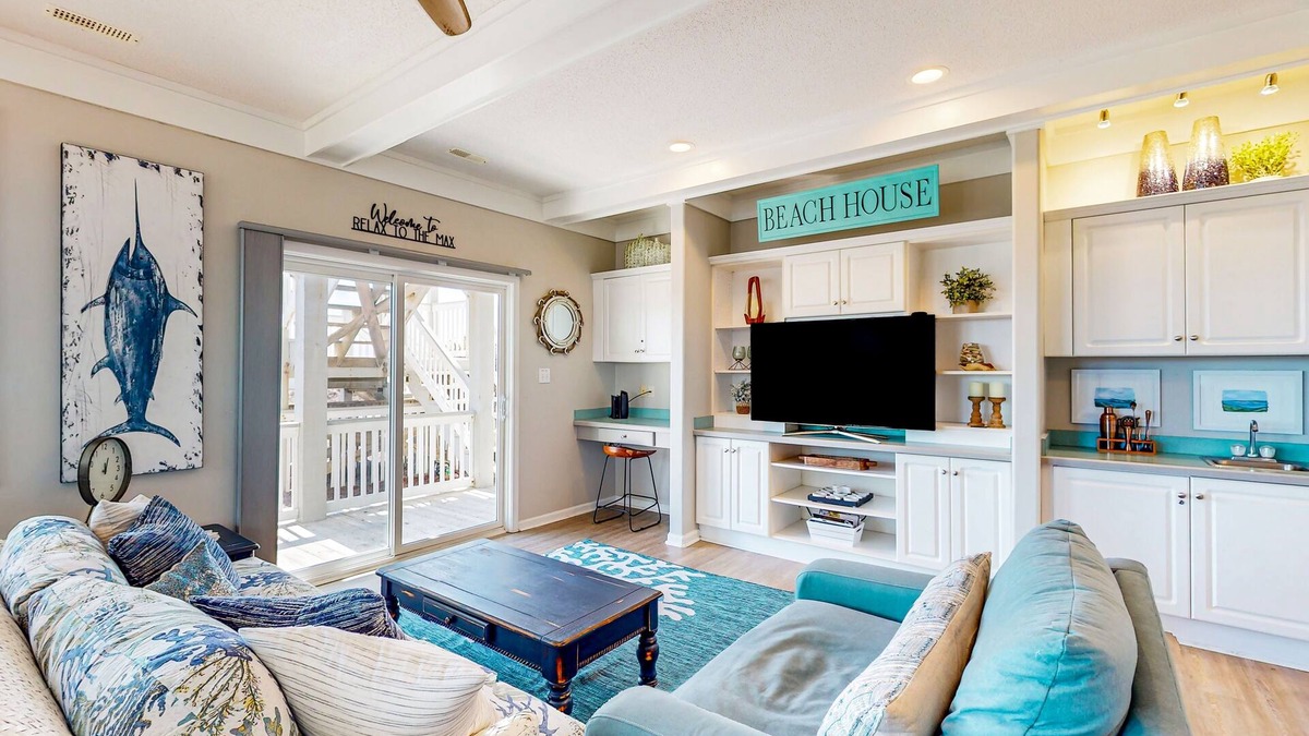 Emerald Isle Condo | Stay steps from the sand with pool, tennis court, furnished deck, & jetted tub