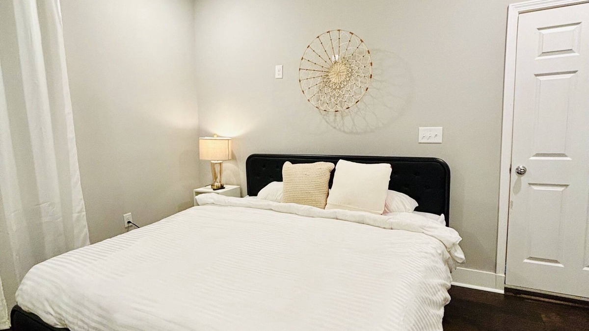 Lithonia House | Stay with Jenny in a cozy king-size bed in Lithonia