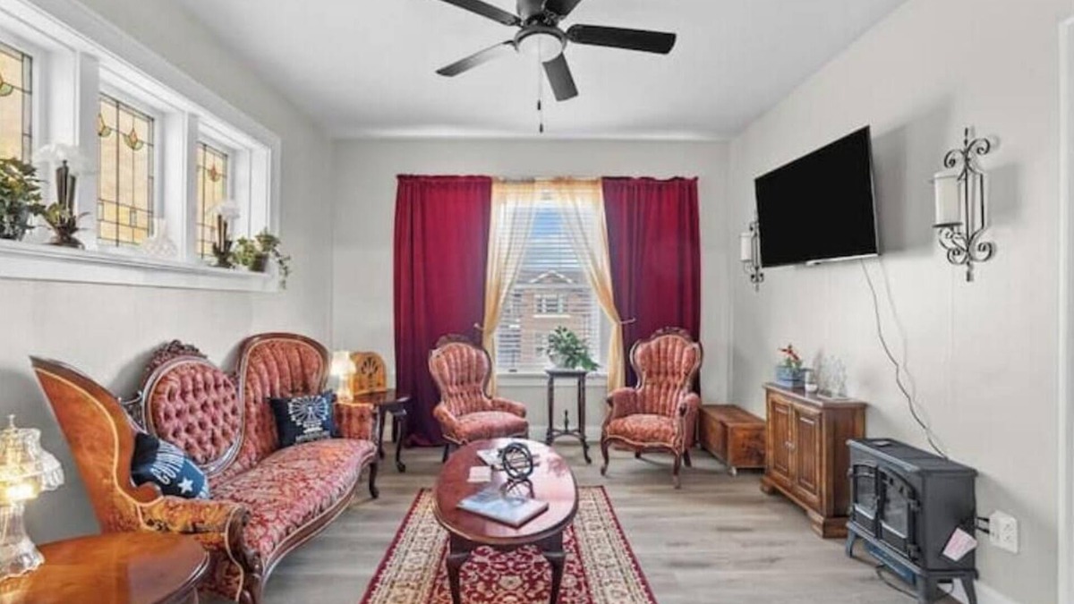 Southwest Garden Apartment | Stay, Work & Play, 2bd w/office near Downtown St Louis