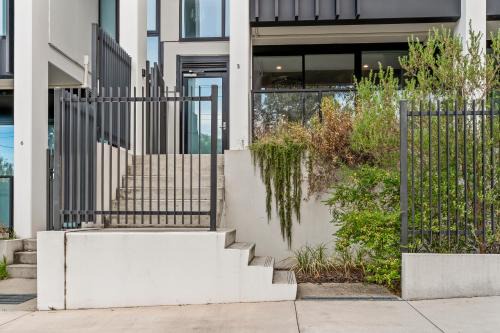 Oakleigh House | StayAU Modern 2BR Townhouse w/pool