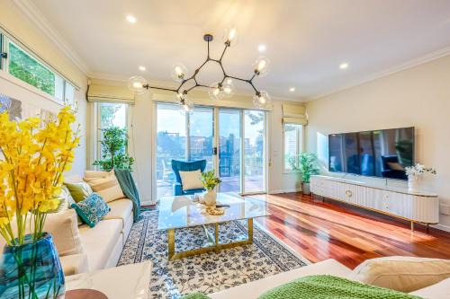 Pakenham House | StayAU Pakenham Townhouse with Lakeview