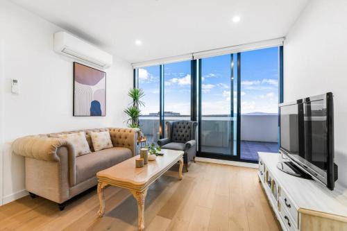 Box Hill Apartment | StayAU Spacious 2BR Stunning Sunset Views
