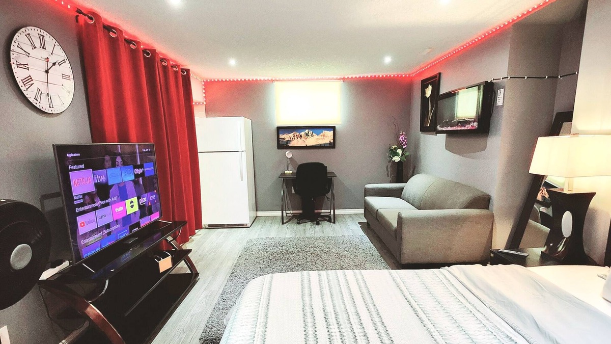London Apartment | Staycation Studio Apartment: full kitchen, washroom, and Free parking
