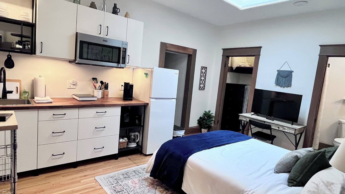 Kirksville Apartment | StayClose- Skylight Studio Downtown, Queen, 30+ days