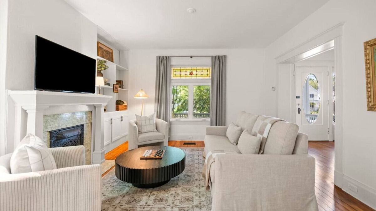 Oakley House | StayDrake | Oakley Cincinnati