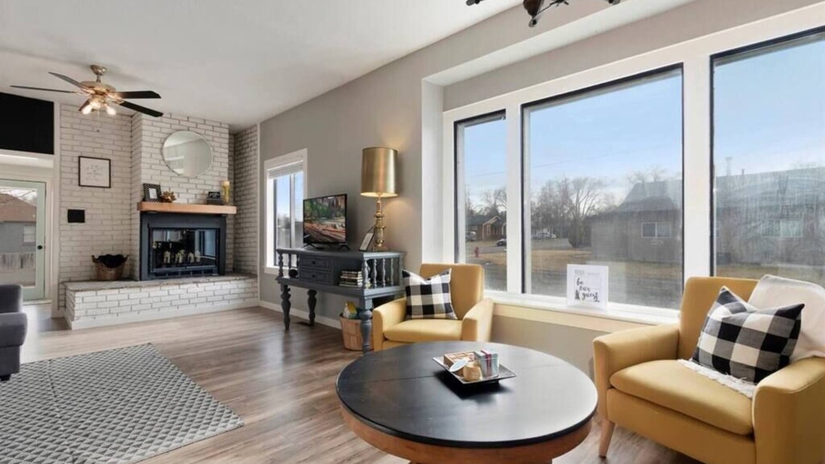 Twin Falls House | #StayinMyDistrict Twin Falls Bright Sunny Bungalow