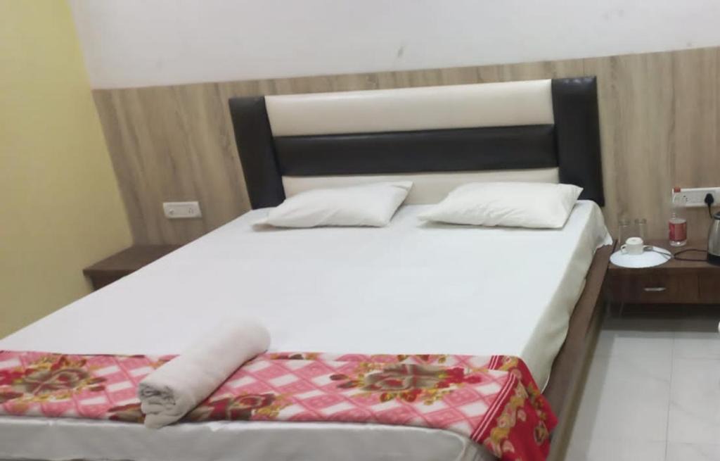 Robertsganj Hotel | STAYMAKER Hotel Raj Banquet