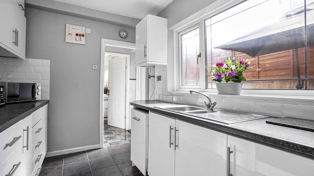 Stoke-on-Trent House | ⭑ Staywhenever MS- 4 Bedroom House | King Size Beds | Sleeps 9 ⭑