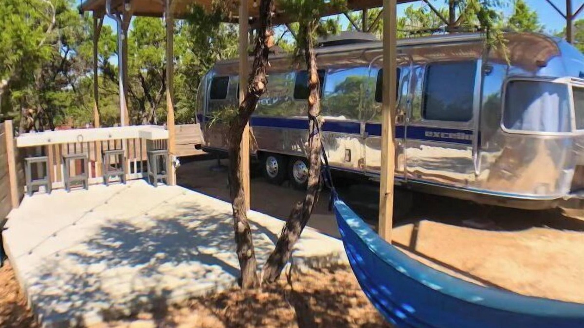 Austin House | “Steel Magnolia” airstream in gated boutique resort with pool!