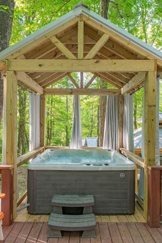 Lookout Valley Neighborhood Association House | Stefan Cabin Nature-nested Tiny Home Hot Tub