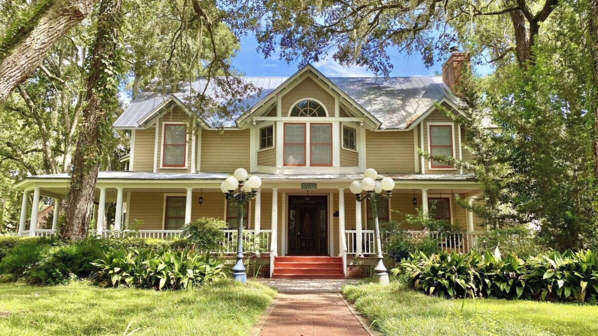 Steinhatchee Cottage | Steinhatchee Landing - Victorian Cottage 9 Upstairs