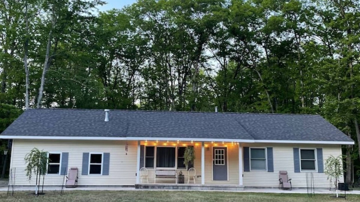 Michaywe House | Stellar’s Place -Brand New Hot Tub, King Bed, Conveniently Located, Clean, Games