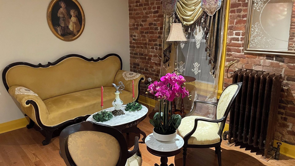 Reading Apartment | Step back in time and experience the elegance of Victorian era.