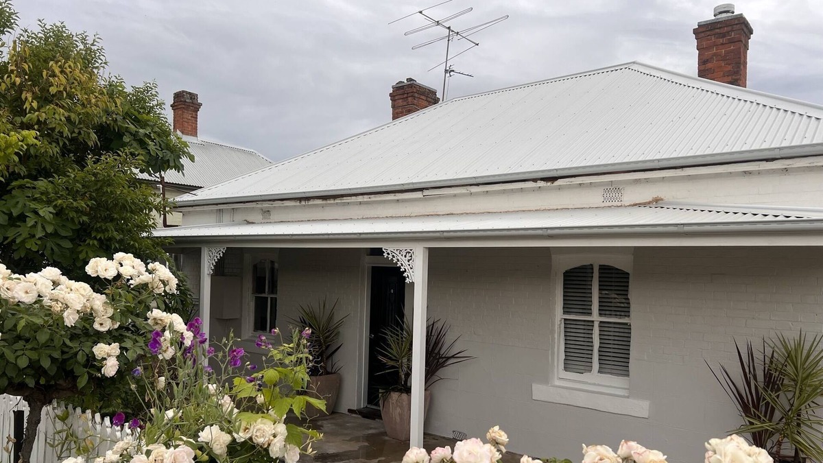 Tumut House | Step Back in Time: Charming 1880 Cottage Retreat for a Nostalgic Staycation!