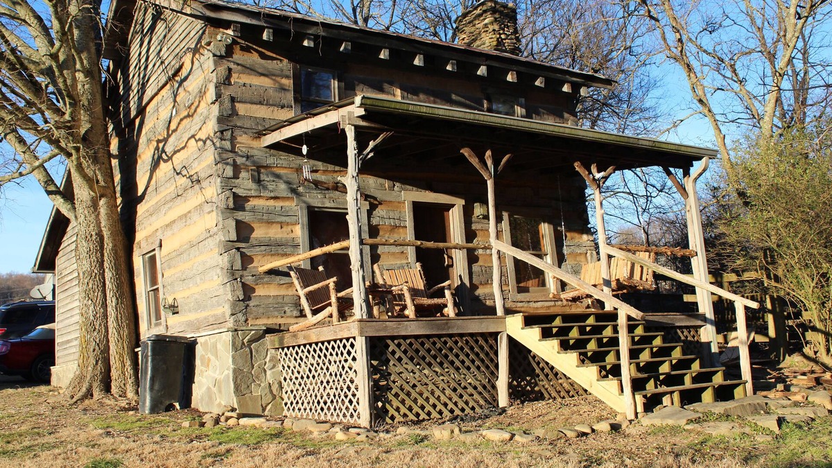 Jonesborough Cabin | Step back in time a charming 1880 historic cabin