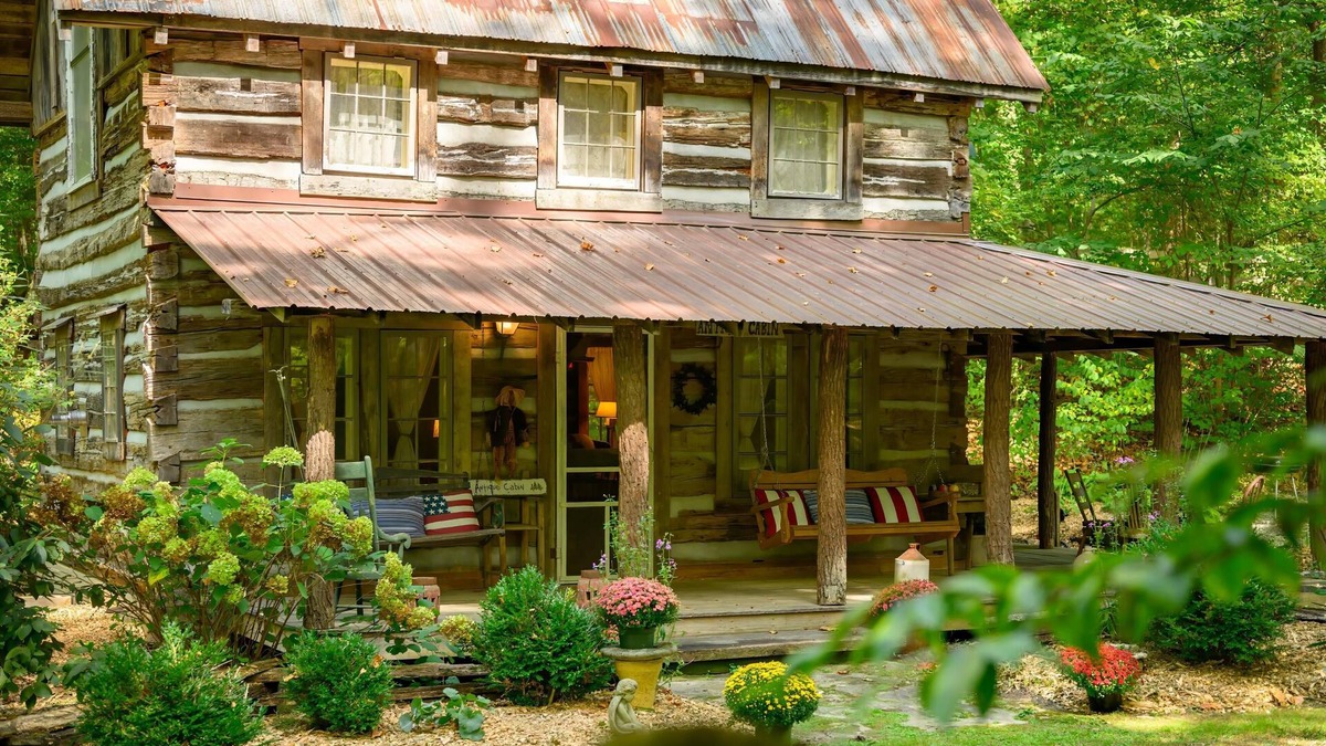 Gnaw Bone Cabin | Step back in time with the simplicity of country living.