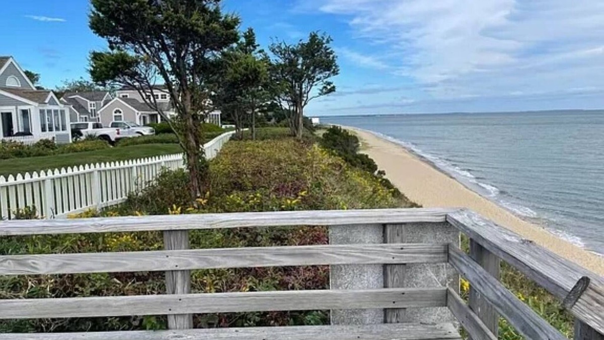 Mashpee House | STEP DIRECTLY ONTO YOUR PRIVATE MAUSHOP VILLAGE BEACH AT THIS SEASIDE TOWNHOME
