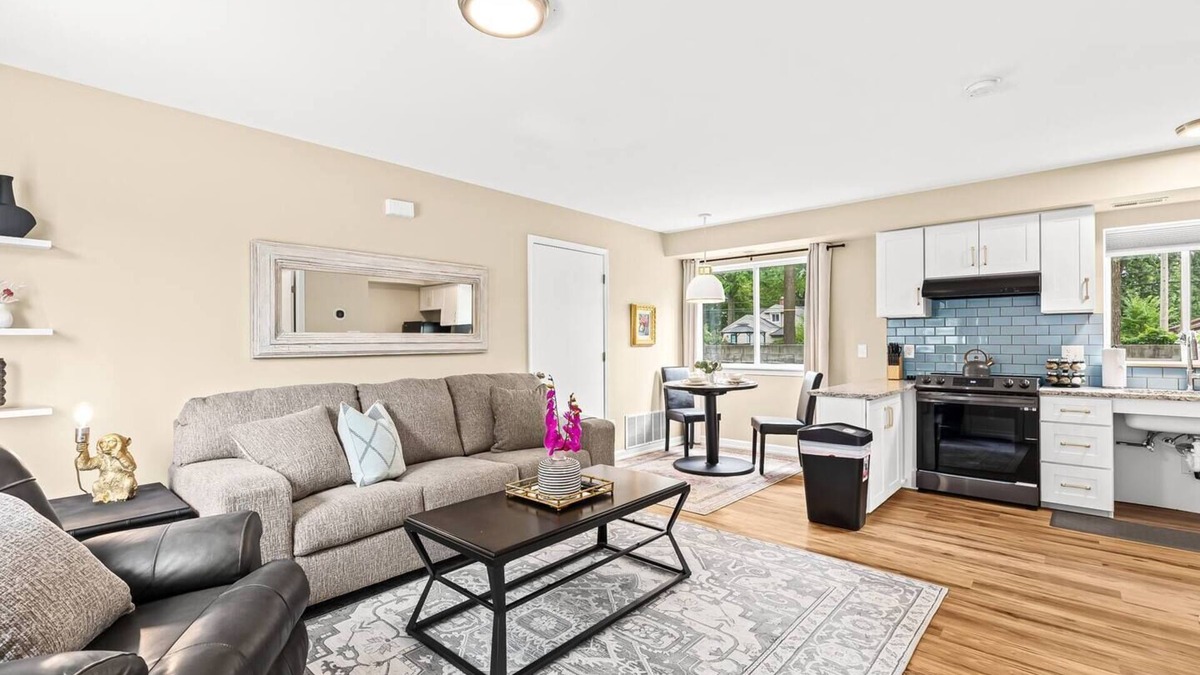 Roseville Apartment | Step-Free 1BR in Roseville | King Bed | End Unit