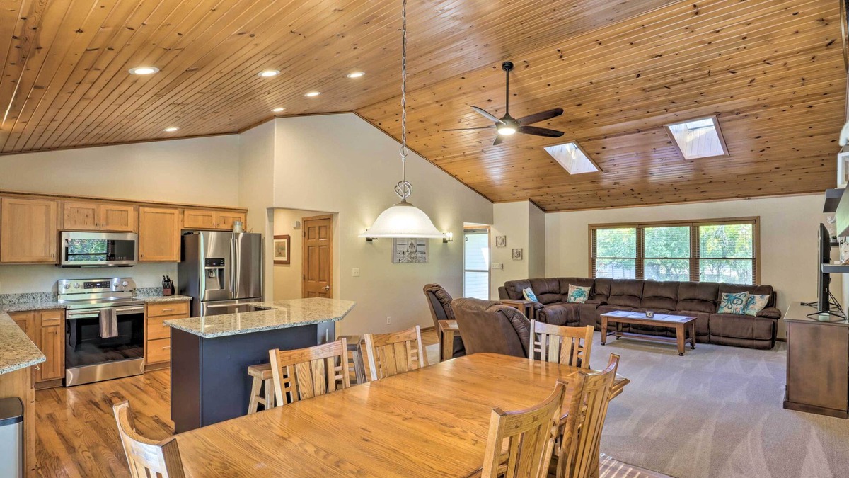 Colgate House | Step-Free Pewaukee Home < 1 Mi from Lakes!