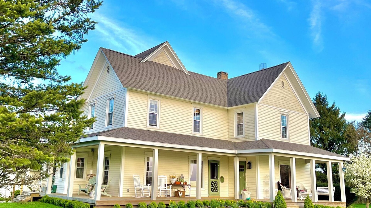 Dowagiac Other | Step Inside a Magazine! Upscale Farmhouse on 3 acres. Hot Tub,Bocce Ball,Gardens