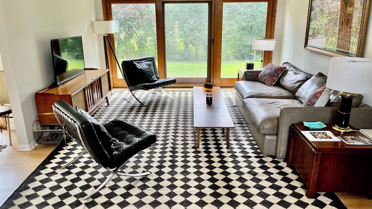 Glen Ellyn House | Step into the Past: Stylish 1970s Mid-Century VRBO for a Vintage Getaway!