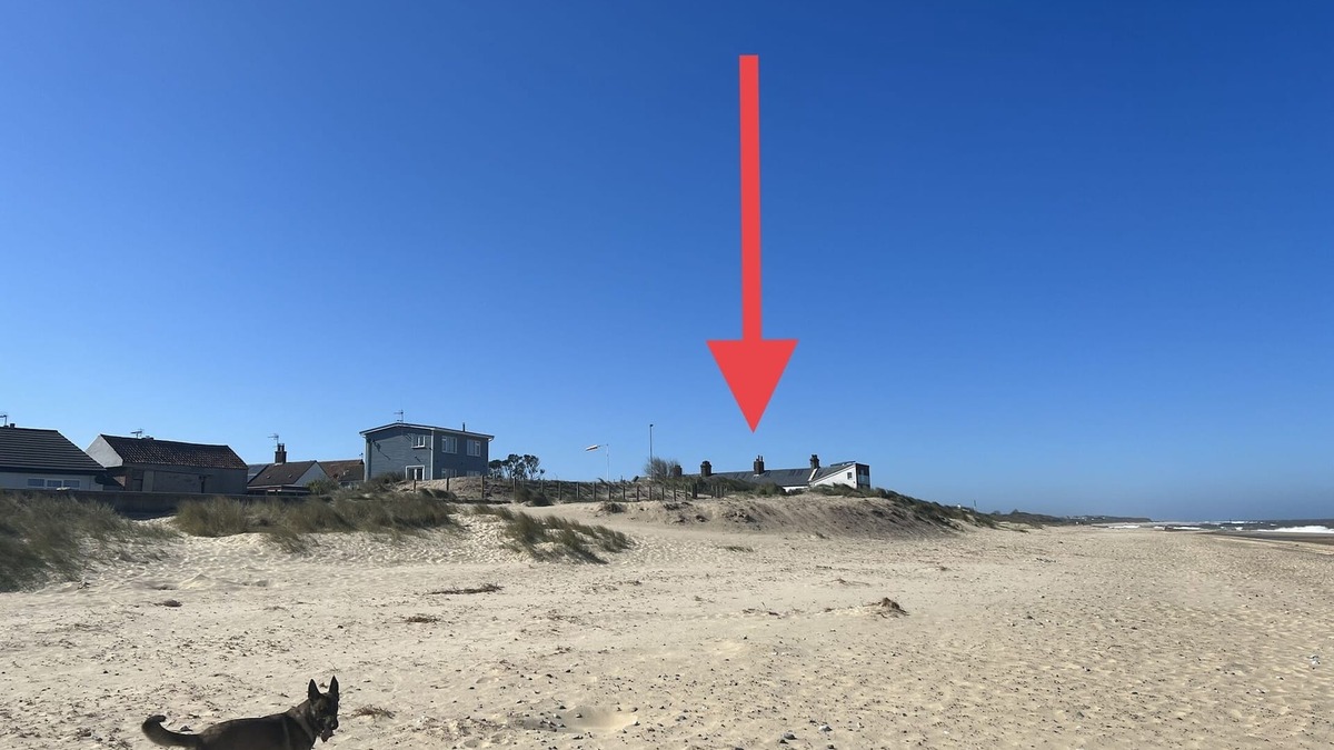 Caister-on-Sea Cottage | Step ONTO the beach @ Number One Beachfront home