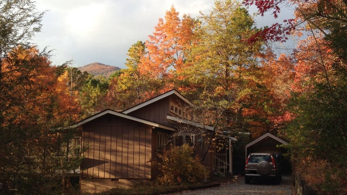 Hiawassee Cabin | Stepp Away Mountain Laurel Cabin Near Brasstown Bald; No steep roads & no stairs