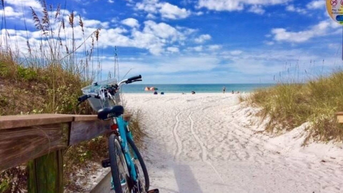 Pass-a-Grille Cottage | Steps 2 Beach-Island Cottage w/king bd+2bike+parking