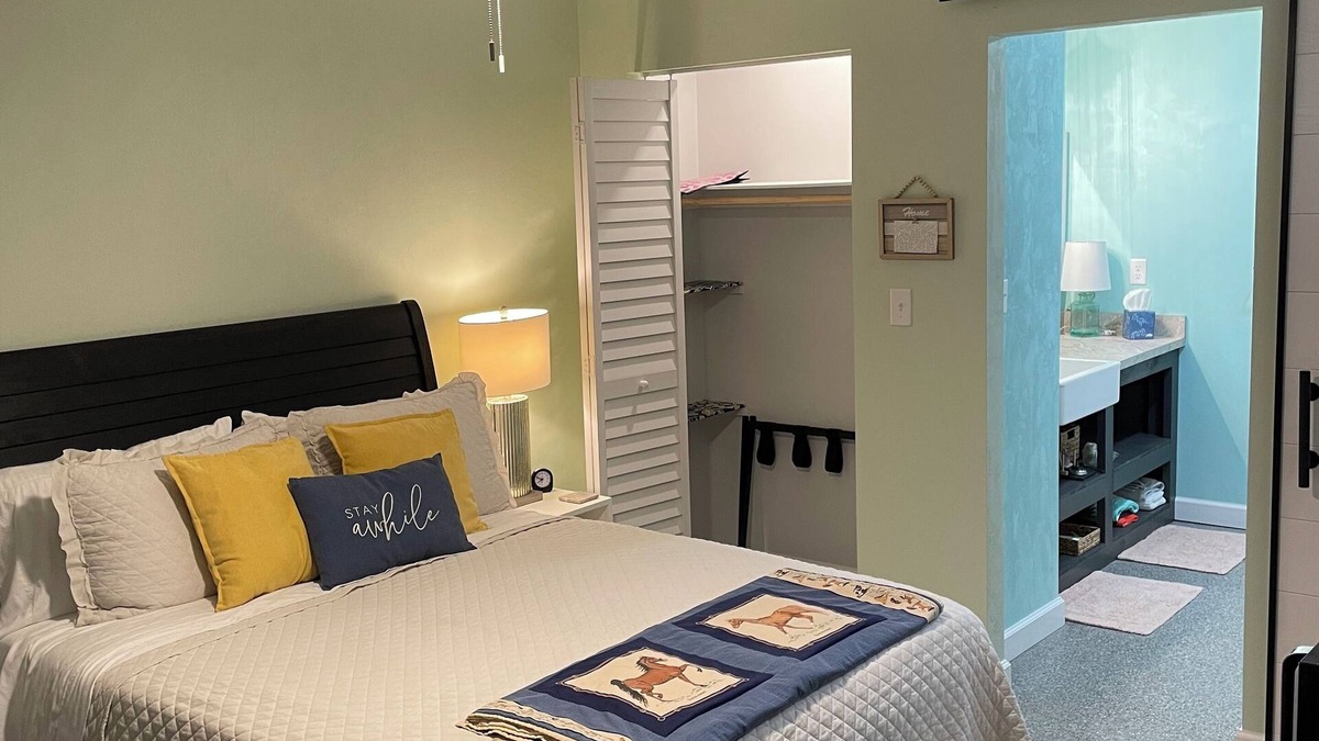 Putnam Hall Apartment | Steps 2 Paradise, Crystal Lake, close to Starke and Keystone Hgts.