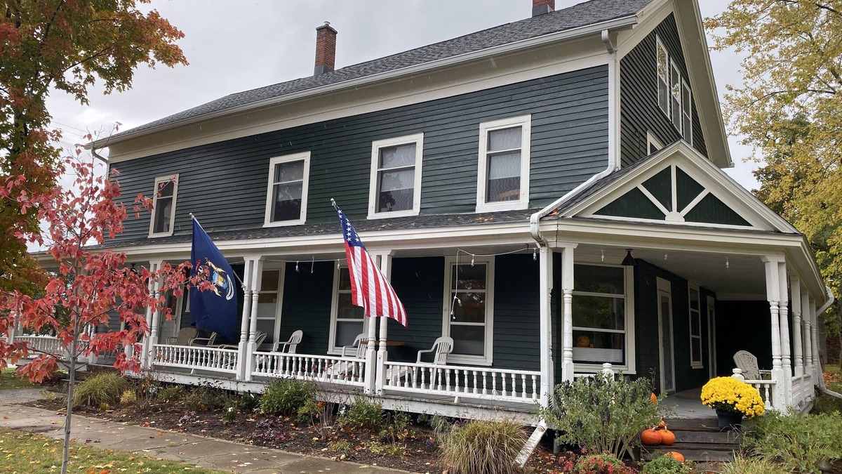 Elk Rapids House | Steps away from East Bay