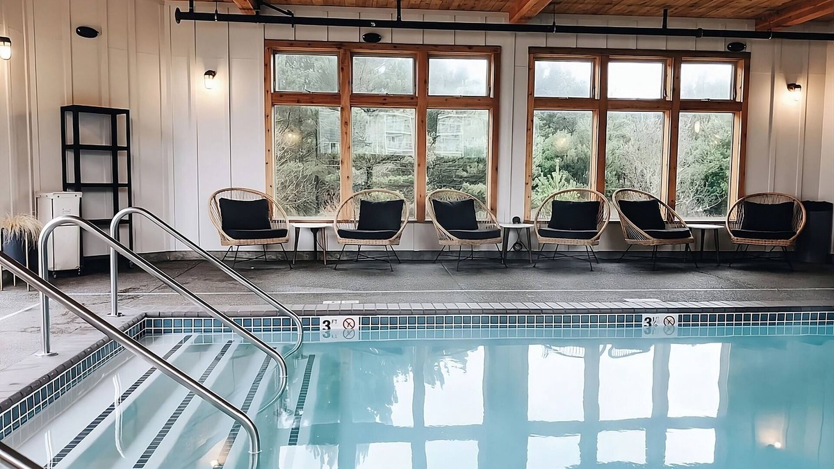 Long Beach Hotel | Steps Away from Long Beach Peninsula! Indoor Pool, Pets Allowed, Free Parking!