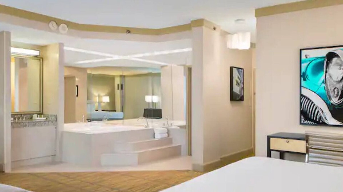 Ludlam Hotel | Steps Away from Miami's Int'l Airport! Free Airport Shuttle + Outdoor Pool