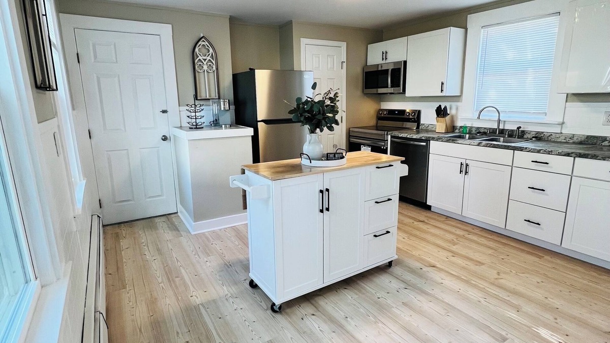 Bangor Apartment | Steps away from waterfront concerts!
