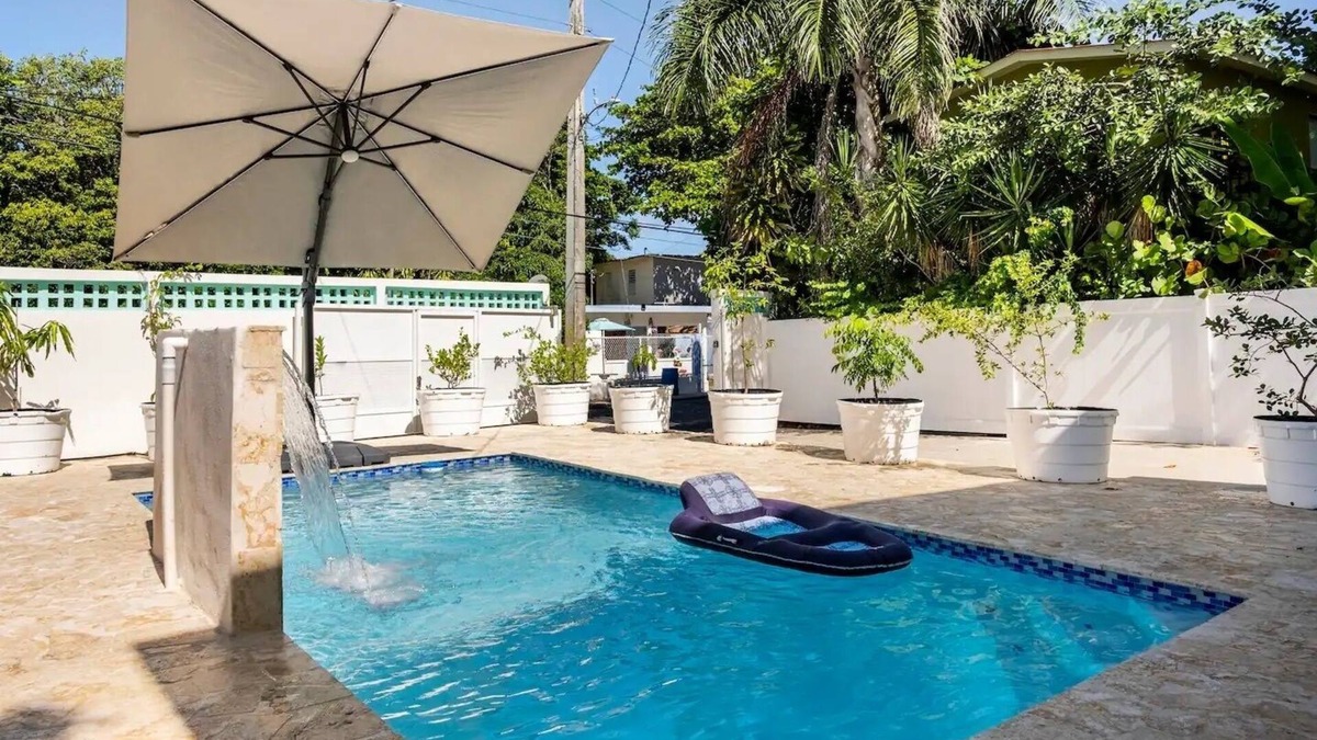 Cerro Gordo House | Steps from Beach, private pool and Wifi