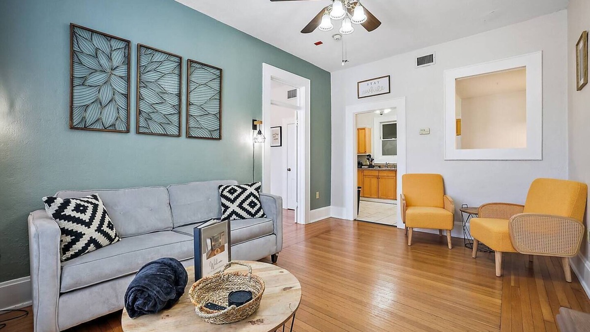 Eustis Apartment | Steps from Downtown~King Bed~UPSTAIRS~Cozy Stay
