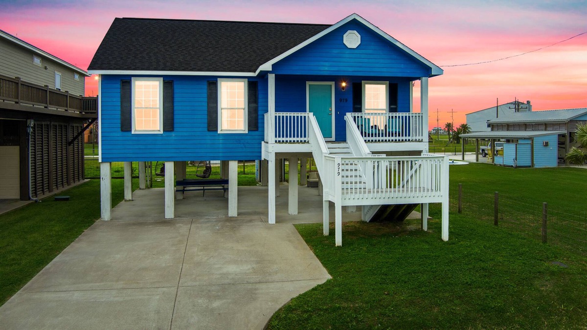 Crystal Beach Cottage | Steps from the Beach & Pet Friendly! Indoor/Outdoor Games~ FREE Bikes~Elevator