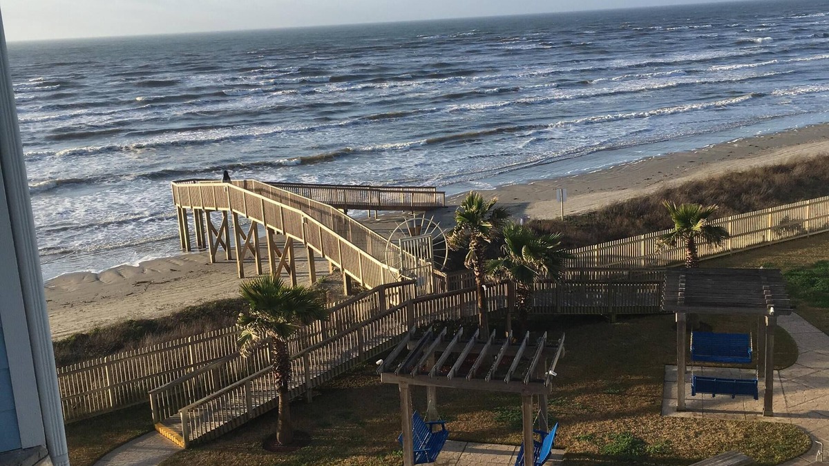 Galveston Condo | Steps from the beach and minutes from downtown. Base rate is for 2 ppl.