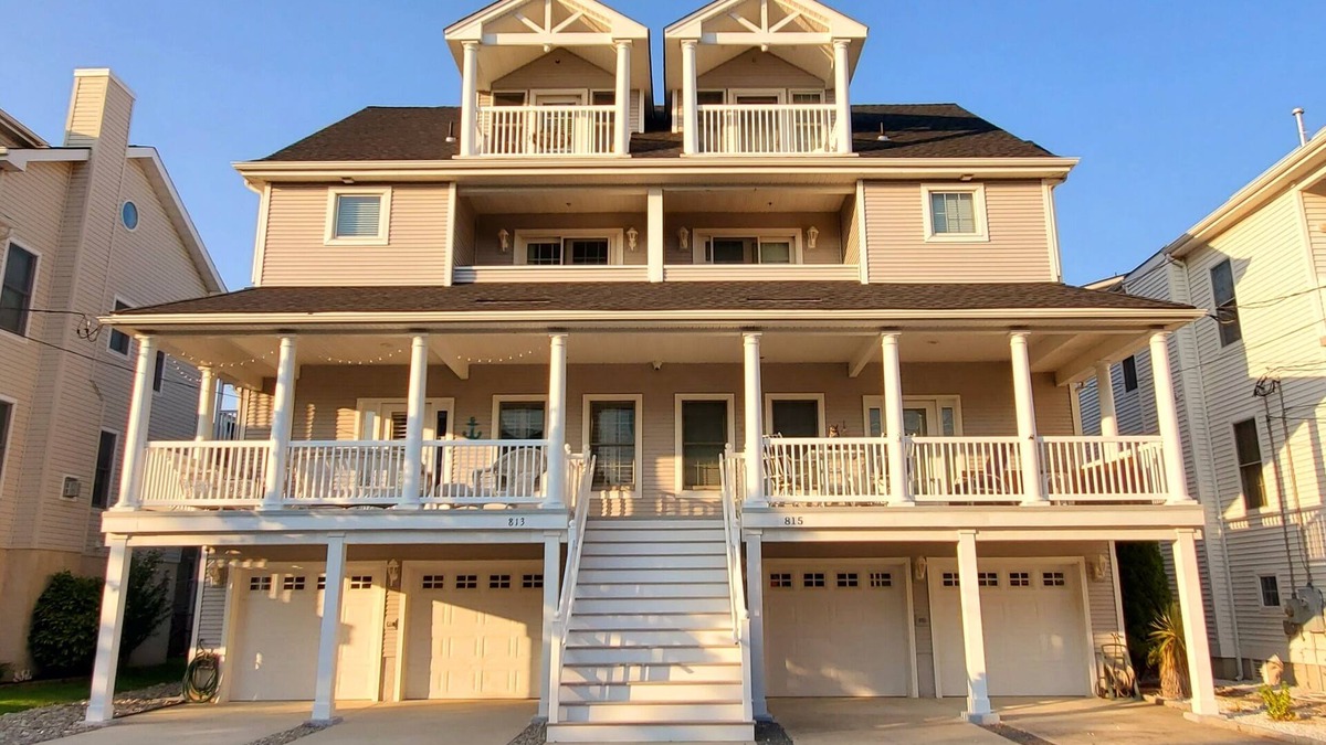 North End House | Steps from the beach- family friendly convenience sleeps 10 close to everything!